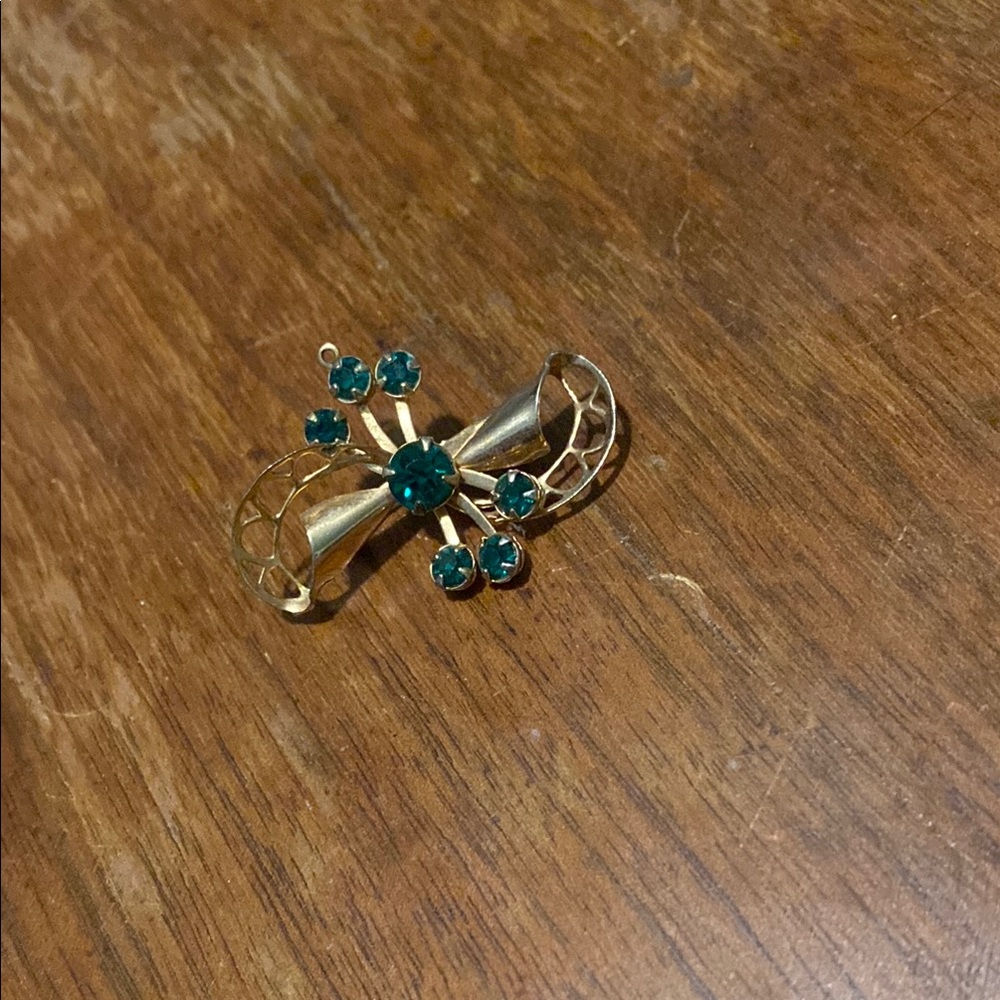 Elegant Gold and Green Brooch